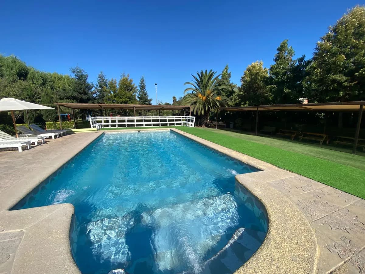 Piscina y jardines de la parcela