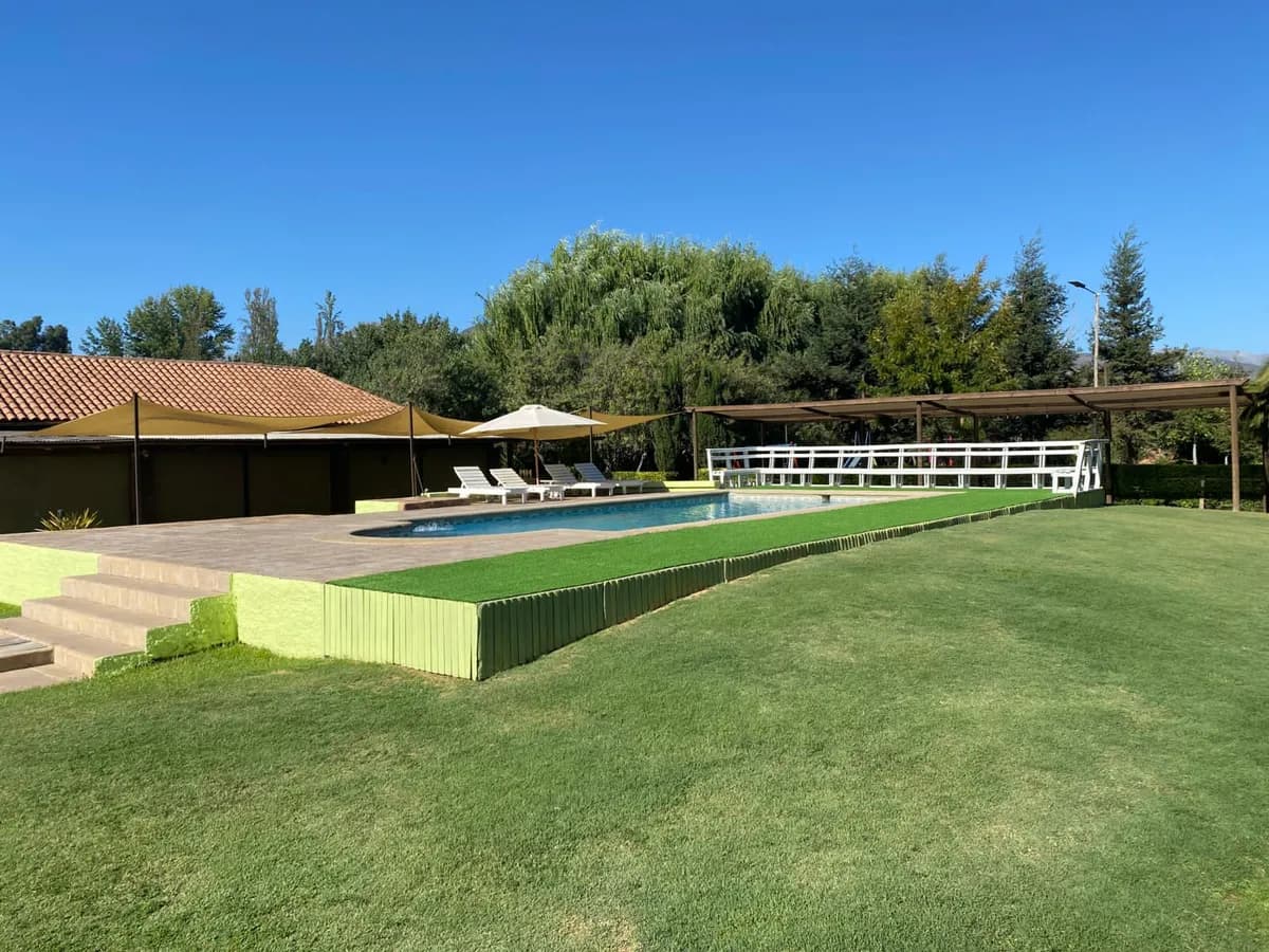 Piscina con vista a los jardines