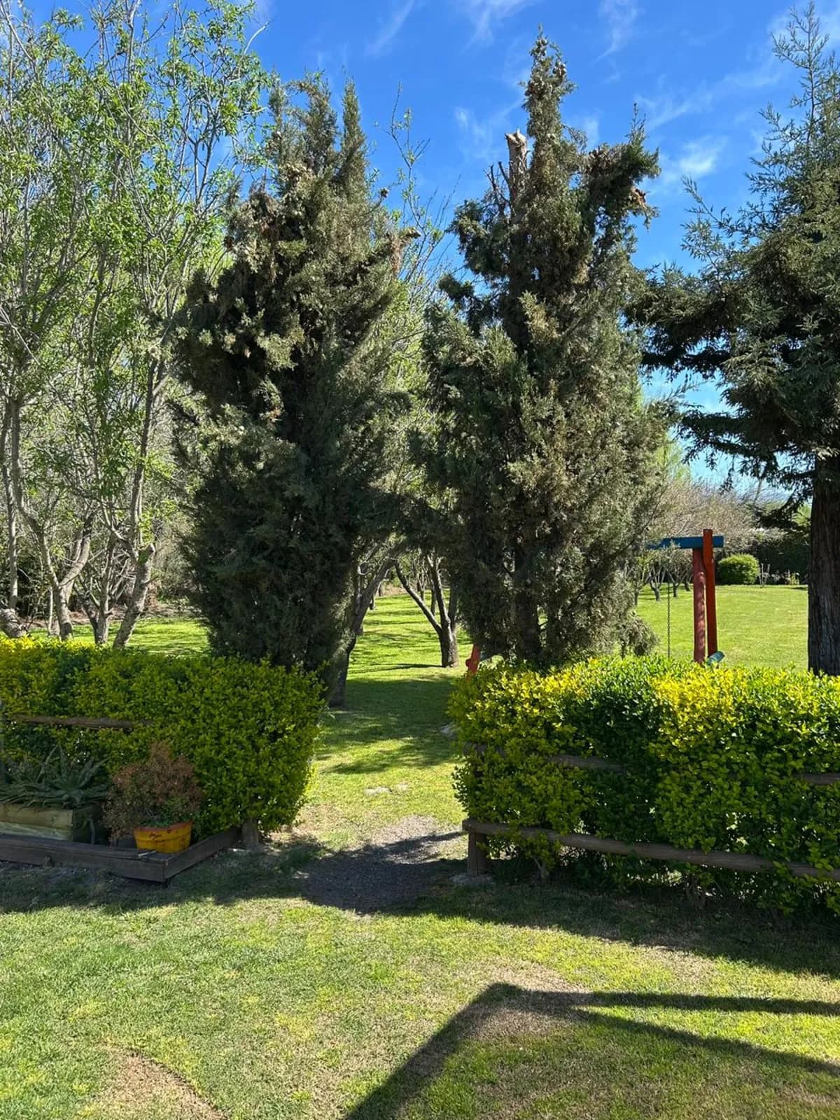 Entrada y jardines de la parcela