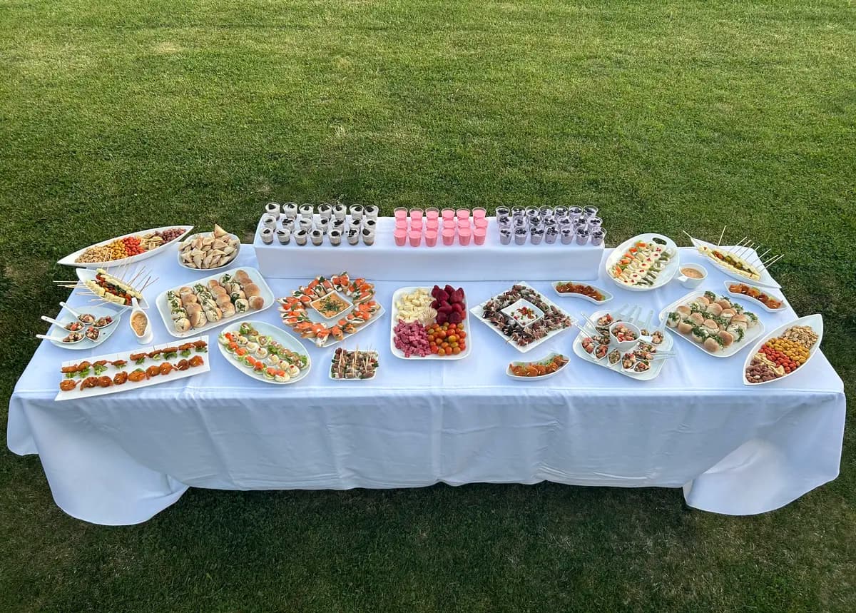 Mesa de cóctel con aperitivos