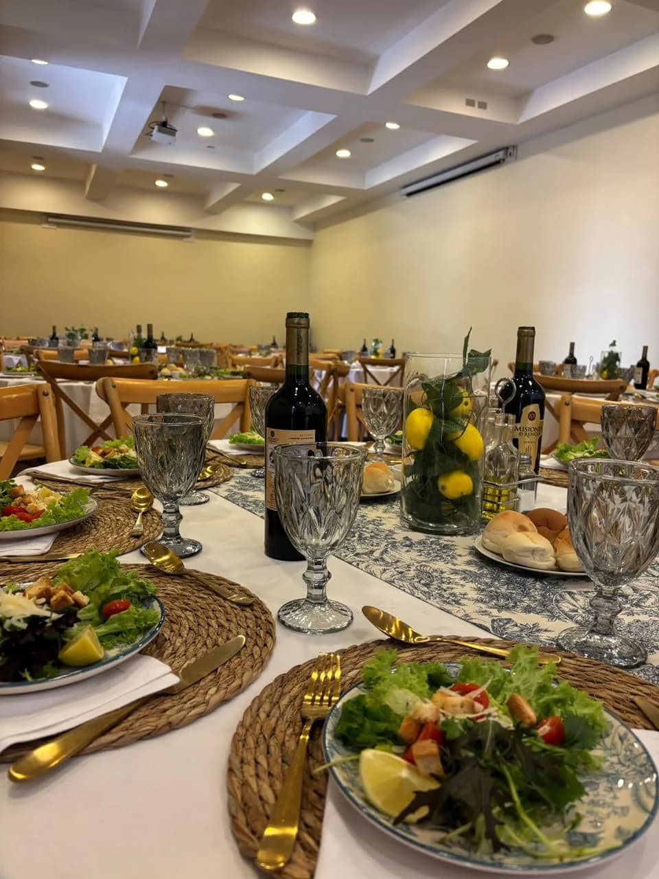 Mesa elegante con vajilla azul y cubiertos dorados