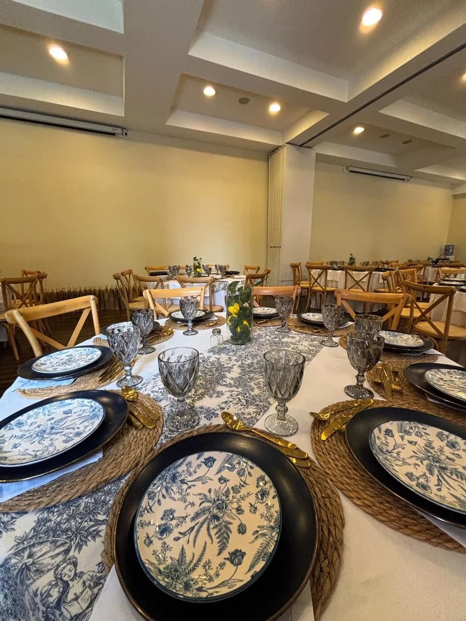 Salón interior con mesas montadas para evento