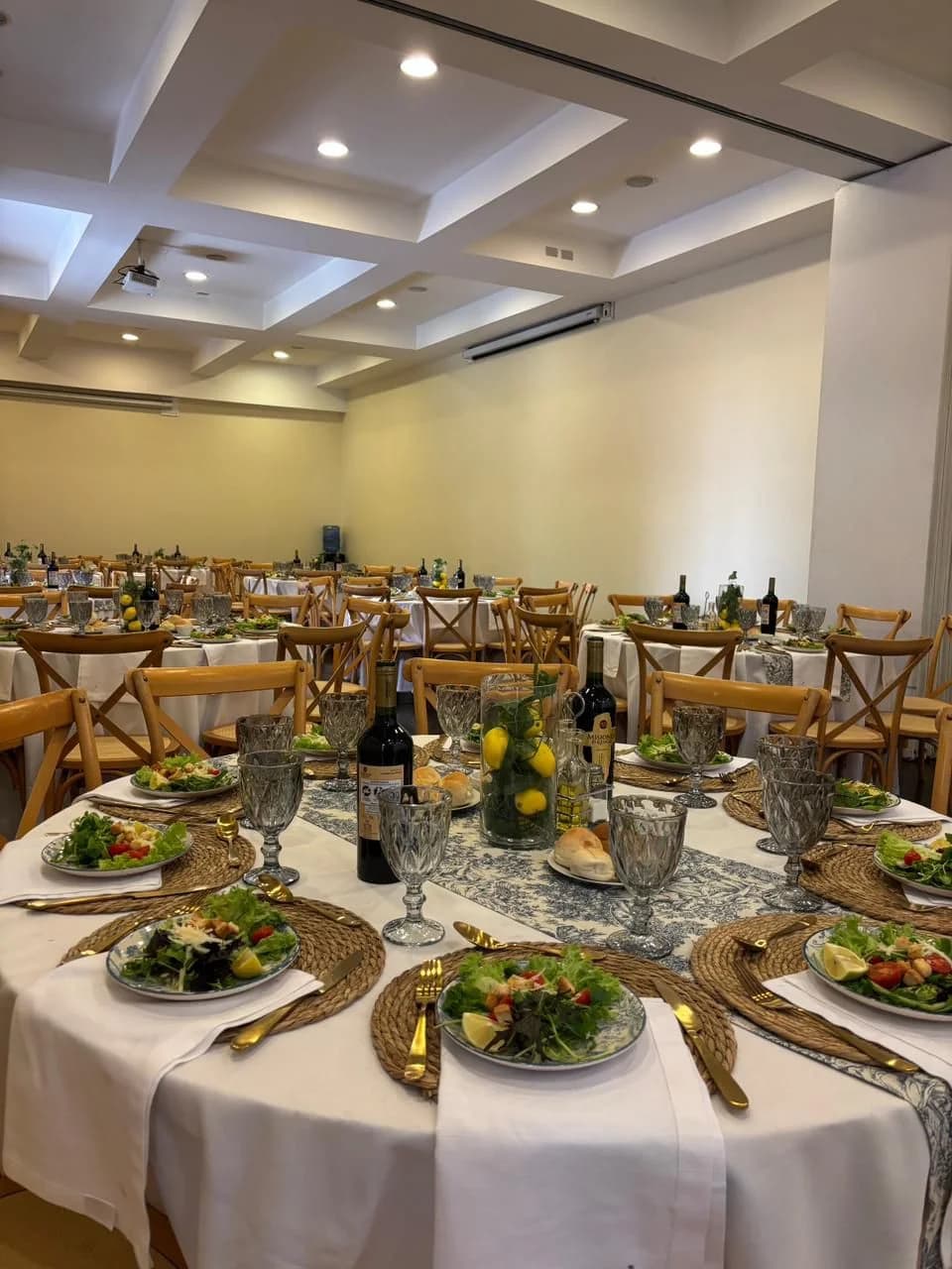 Vista del salón completo listo para celebración