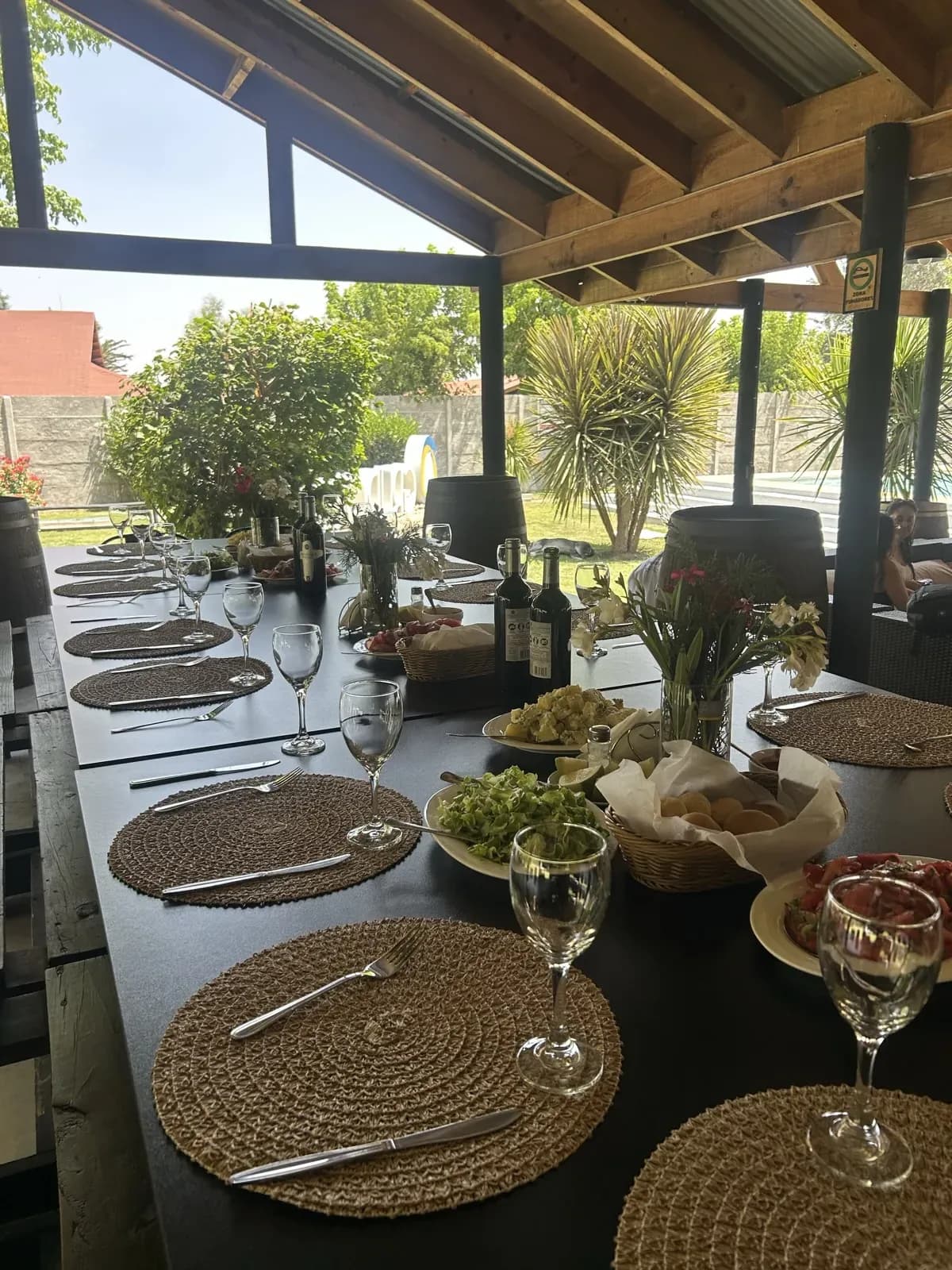 Mesa elegante con copas y decoración